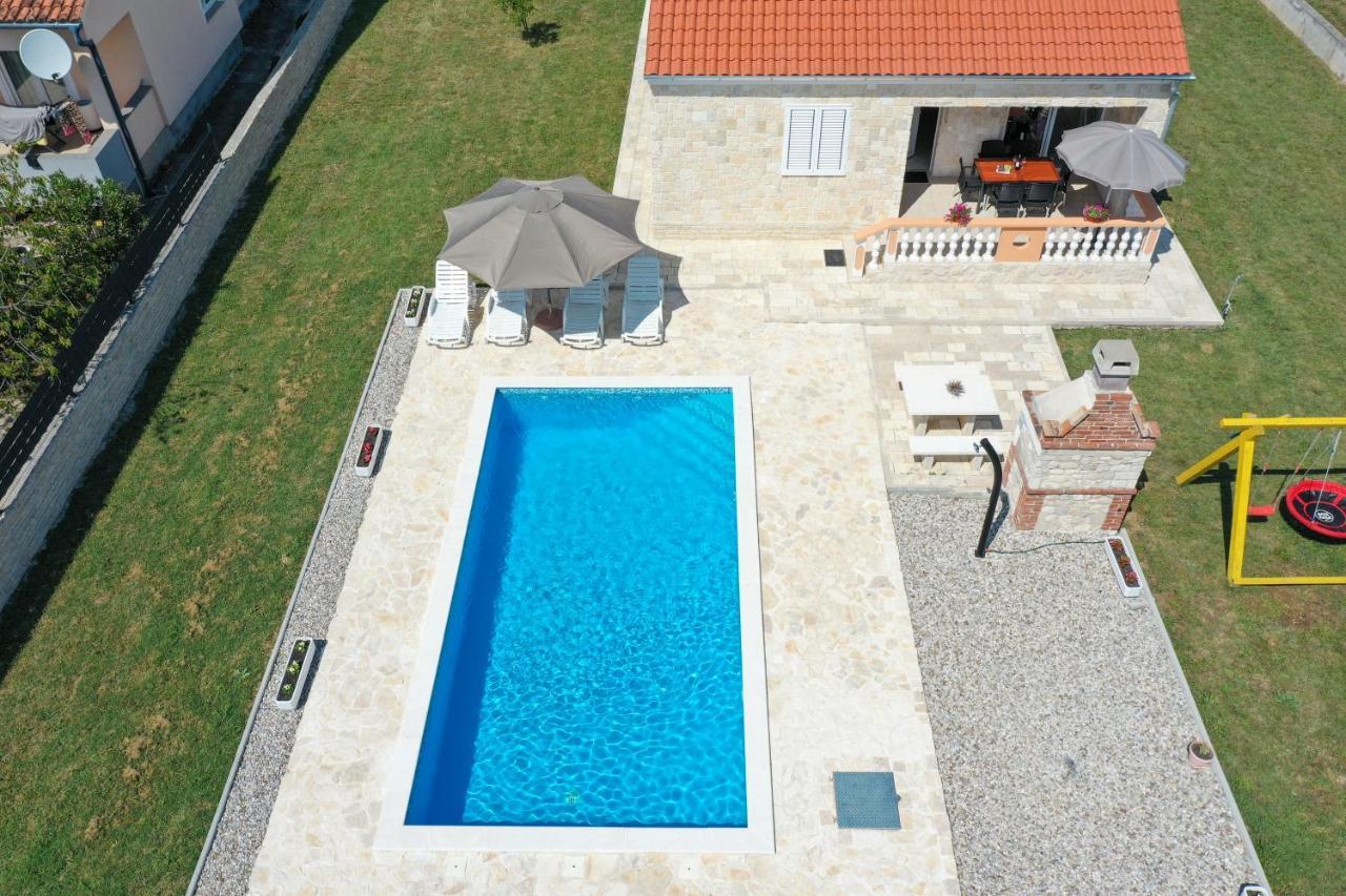 Villa Stone House With Pool Nin Exterior foto